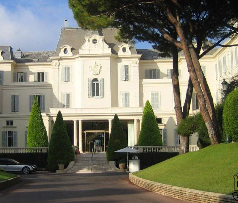 A prestigious hotel on Cap d’Antibes offering Mediterranean views, elegant rooms, and timeless Riviera charm