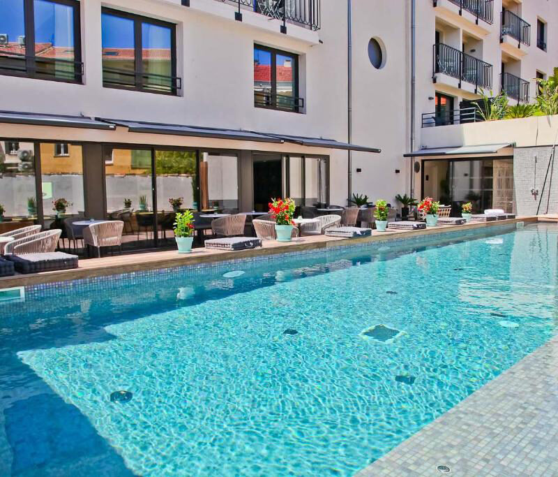 A refined contemporary exterior located near the Port Vauban marina, Hotel La Villa Port d’Antibes blends modern architecture with Mediterranean charm. Its clean lines and welcoming entrance create an inviting first impression for guests arriving in the heart of Antibes.