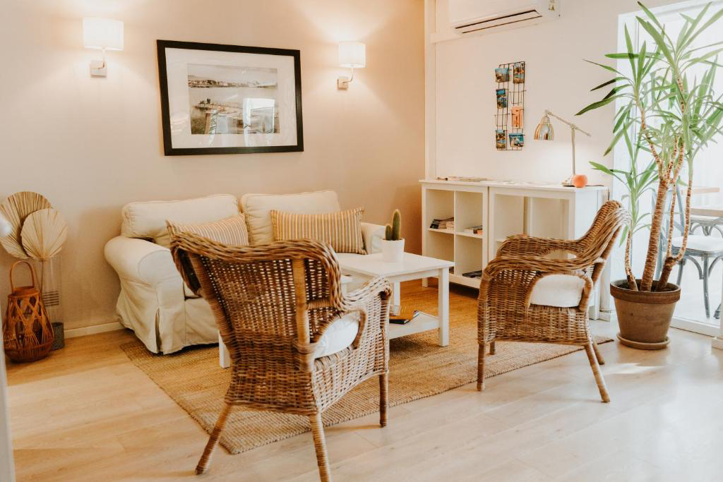 The hotel’s cozy lobby blends contemporary touches with a relaxed, homelike atmosphere. With its welcoming reception desk, comfortable seating, and thoughtfully curated décor, it offers a calm and friendly space where guests can settle in before exploring Antibes.