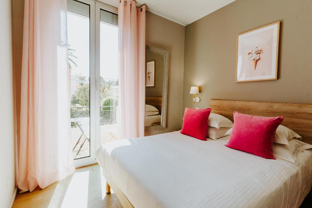 A bright, tastefully decorated room designed for comfort and tranquility. Soft colors, quality bedding, and modern amenities create a serene retreat, perfect for unwinding after a day spent strolling the old town or enjoying the beaches of the Côte d’Azur.